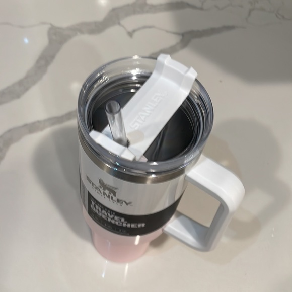 Stanley - PARFAIT OMBRE 40 oz. Adventure Quencher Tumbler (Pink and White) - NWT - Picture 3 of 8